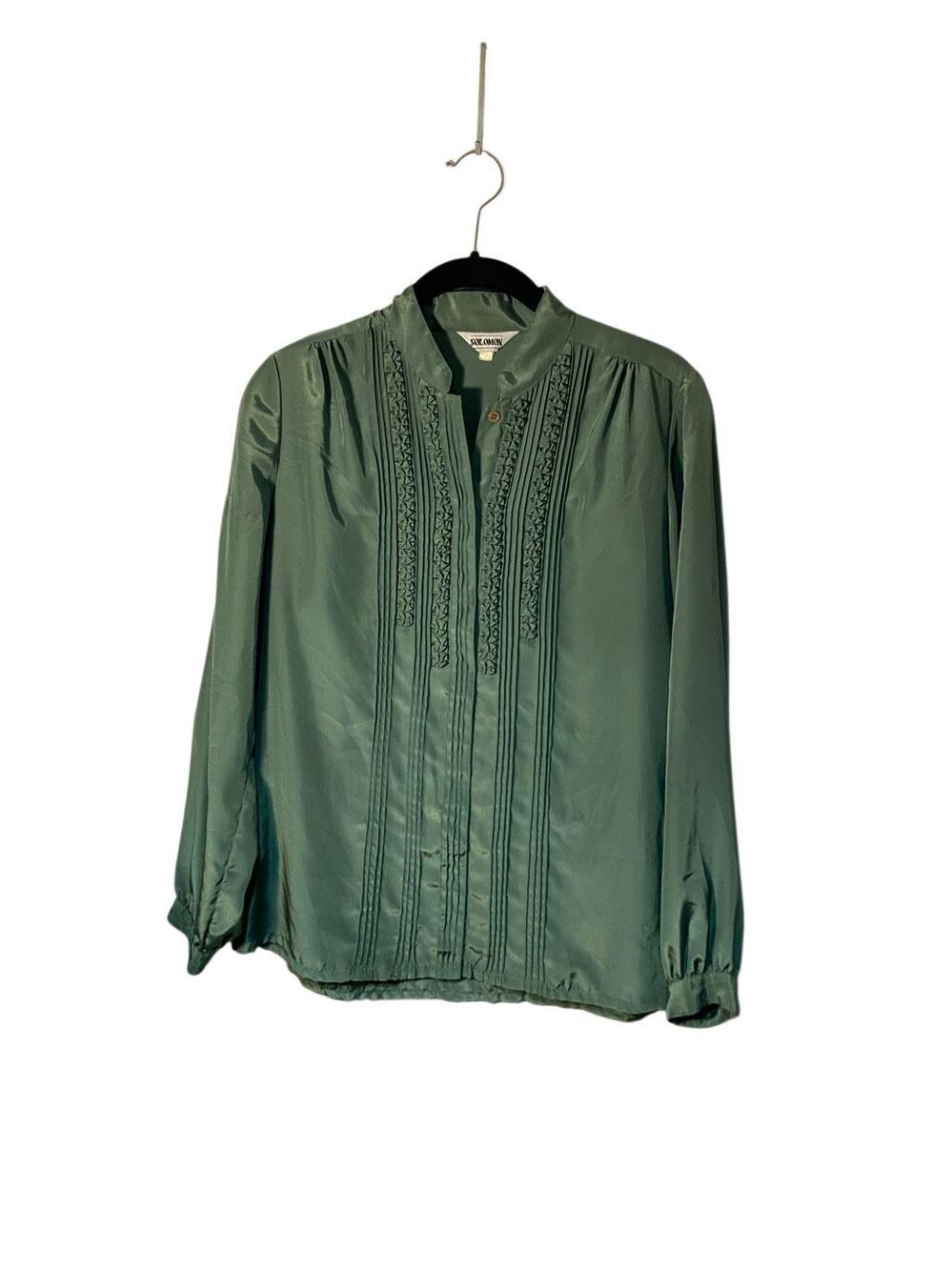 Solomon women’s green ruffle front long sleeve blouse M